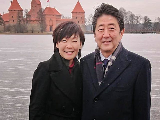 安倍晉三和他的妻子安倍昭惠。