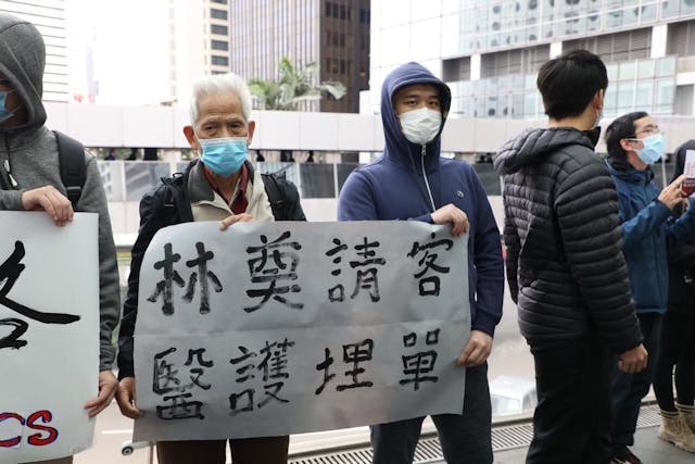 經歷了反修例風波，特首林鄭月娥民望大跌。很多市民不再對「公務員治港」寄予厚望，甚至愈來愈多陰謀論指高層公務員政治掛帥、行事失掉昔日專業和章法。（亞新社）