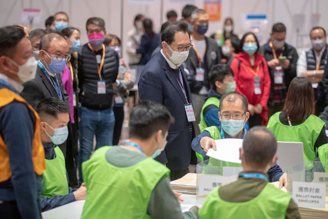 「完善選舉制度」正在將內地協商制度與渠道移植到香港的體制上，以取代以往的直選型民主。（亞新社）