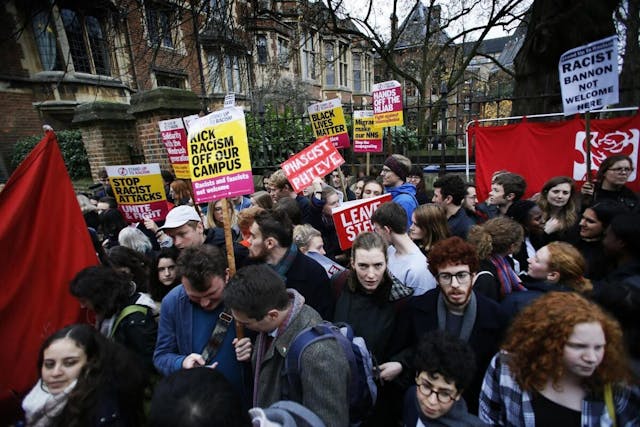 受西方民主自由思想影響，牛津經常發生遊行。（Oxford mail）