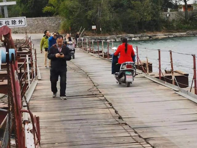 恭城縣城某段河上鐵桶浮橋。