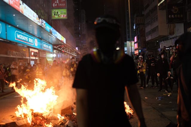 上周六「紀念」8‧31半年,街頭衝突又再出現,可見反修例風波觸發的矛盾,只是因新冠疫情暫時收斂,衝突隨時捲土重來。(亞新社)
