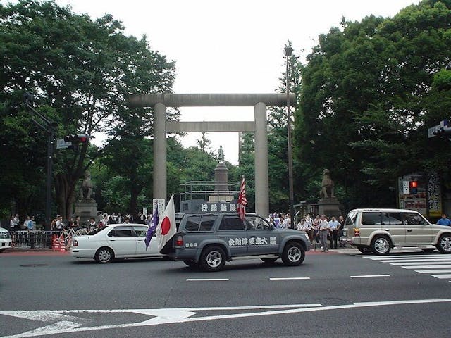 在靖國神社外的街道上，可見右翼組織的貨車在8月15日行駛。（Wikimedia Commons）