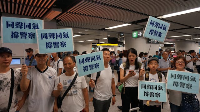 支持警方的市民在金鐘港鐵站集合。