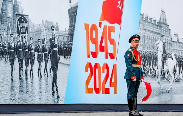 「衛國戰爭勝利日」是為紀念1945年戰勝納粹德國。右邊背景圖片為1945年首次勝利日閱兵時騎白馬的朱可夫元帥。（俄羅斯衛星通訊社）