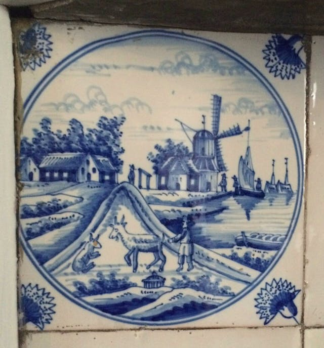 （圖3）蘇格蘭寶馬堡火爐旁風車圖案台夫特瓷磚，1628。Delft tile with windmill pattern by the fireplace, Braemar Castle, Scotland.