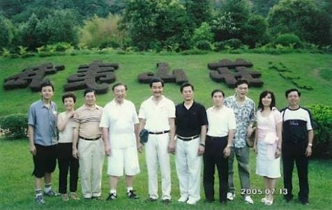 2005年，專業聯盟代表團訪問福建，在武夷山合照。（梁振英Facebook）