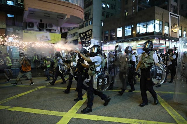 市民希望回覆社會秩序，但又否定警方使用「非常手法」的取態，其實充滿矛盾。（亞新社）