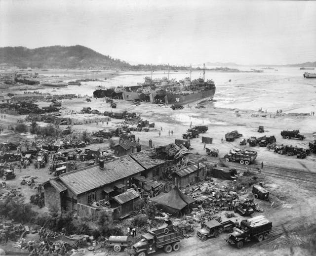 韓戰初期美軍節節敗退，1950年9月聯合國軍在仁川登陸後，扭轉了局勢。（Wikimedia Commons　）