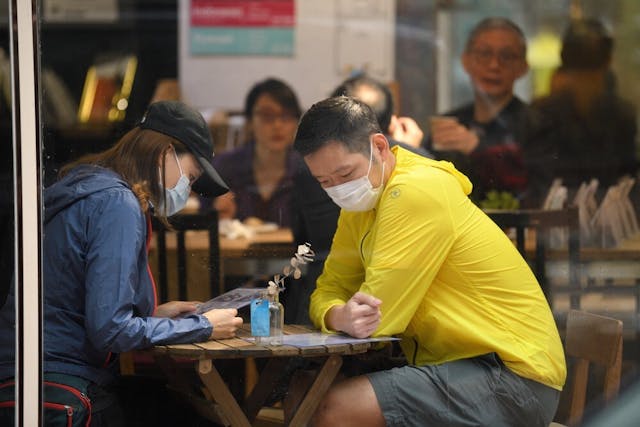 政府立法規定餐飲處所的換氣量要求及空氣淨化設備，是長遠防疫之策。（Shutterstock）