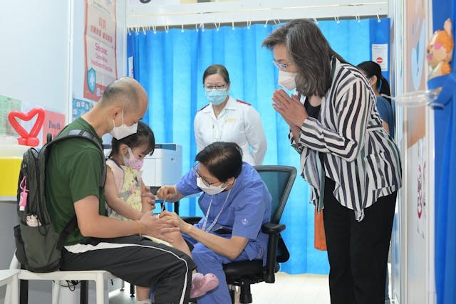 香港兒童醫院兒童社區疫苗接種中心8月15日起同時提供科興和復必泰疫苗接種服務，右立者為公務員事務局局長楊何蓓茵。