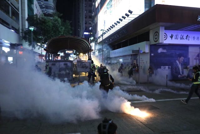 警察在豉油街施放催淚彈。