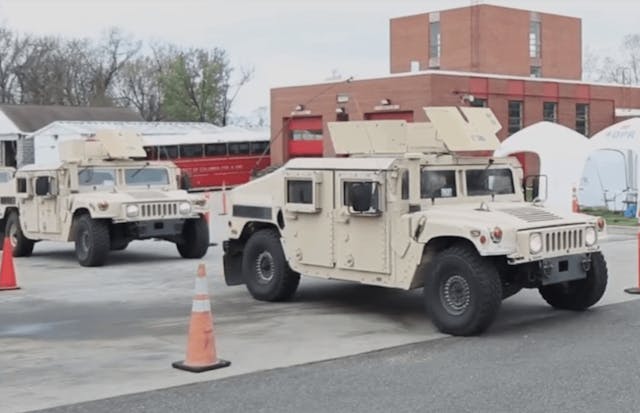 美國首都華盛頓國民警衛軍的「悍馬」軍車，可見車頂機槍塔已卸下武器。(DC National Guard Facebook視頻截圖)