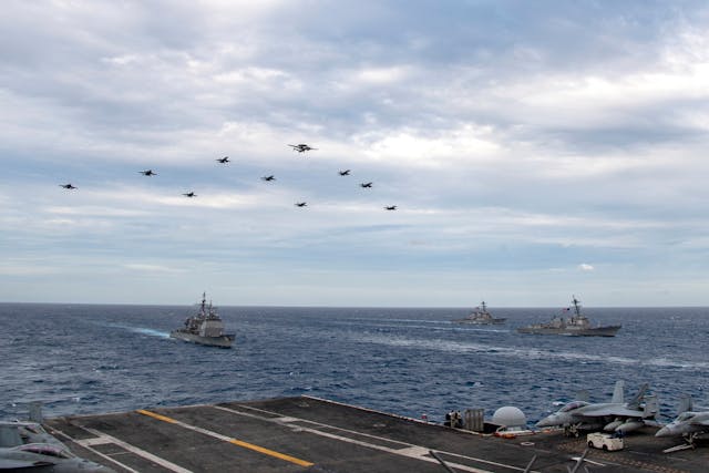 美國軍艦在南海徘徊航行，反映切香腸策略步步進逼。（美國海軍Facebook圖片）