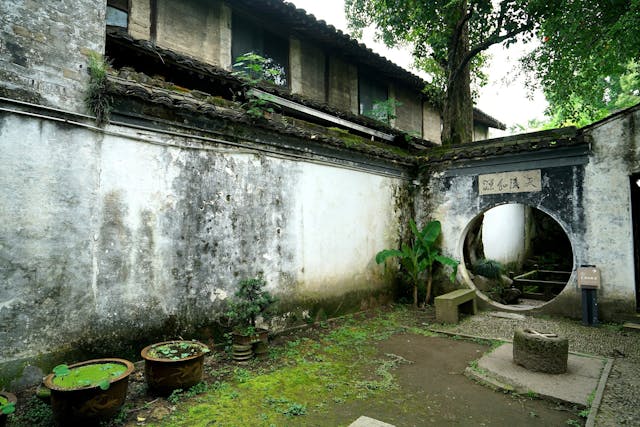 東園面積稍大，內有一卵石小徑，植以淡竹、葡萄、芭蕉、石榴等，盡處即是一月洞門，上刻徐渭手書「天漢分源」四字。