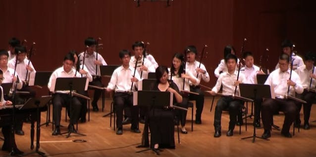 霍世潔於其創立的香港胡琴藝術團演出中領奏《翻身曲》。（YouTube截圖）