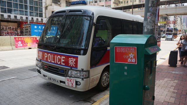 英皇道與明園西街交界附近有警車戒備。