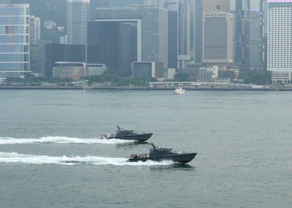 警方缺乏大馬力快艇追趕走私「大飛」，圖為正在維港巡邏的水警快艇。（亞新社）