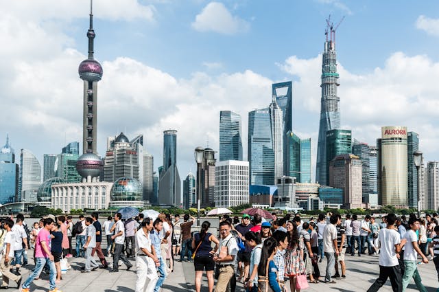 中國歷經百年的艱難，終於繁榮起來，圖為上海街景。（Shutterstock）