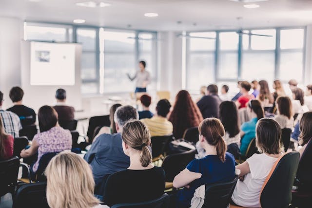 世界一流的大學頻繁邀請其他知名大學最傑出的學者來學術演講。（Shutterstock）