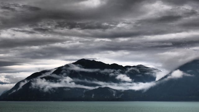 登山觀海（攝於阿拉斯加）。