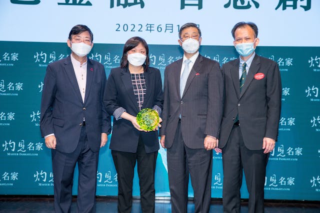 香港恒生大學校長何順文教授（左一）及灼見名家傳媒董事會主席潘燊昌博士（右二）向大家樂集團政務經理（企業可持續發展）譚偉欣（左二）頒發獎項。右一是灼見名家傳媒社長及行政總裁文灼非。