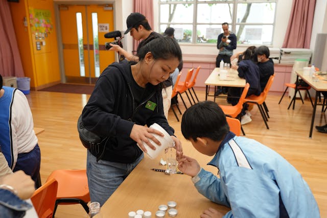 學生正在教授家長製作情緒瓶。