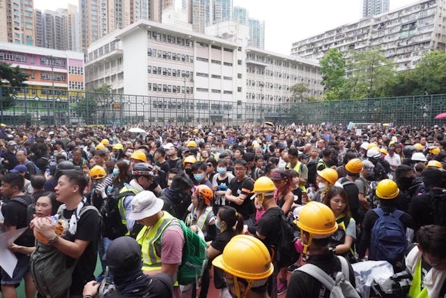 遊行起點晏架街球場有大批市民到場，接近站滿球場。