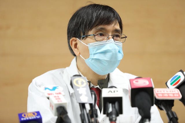 港大微生物學系講座教授袁國勇說，這新病毒與從前的「沙士」病毒有八成相似。他認為武漢病毒的病情嚴重性甚至死亡各方面情況，可能都可以借鑑沙士的經驗。（亞新社）