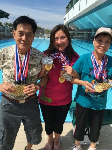 Eliza與父母在一個新加坡泳賽（South East Asia Pacific Masters Swimming Competition）中收穫滿滿。