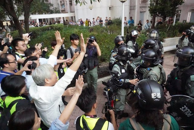 市民不滿防暴警進入屋苑範圍。