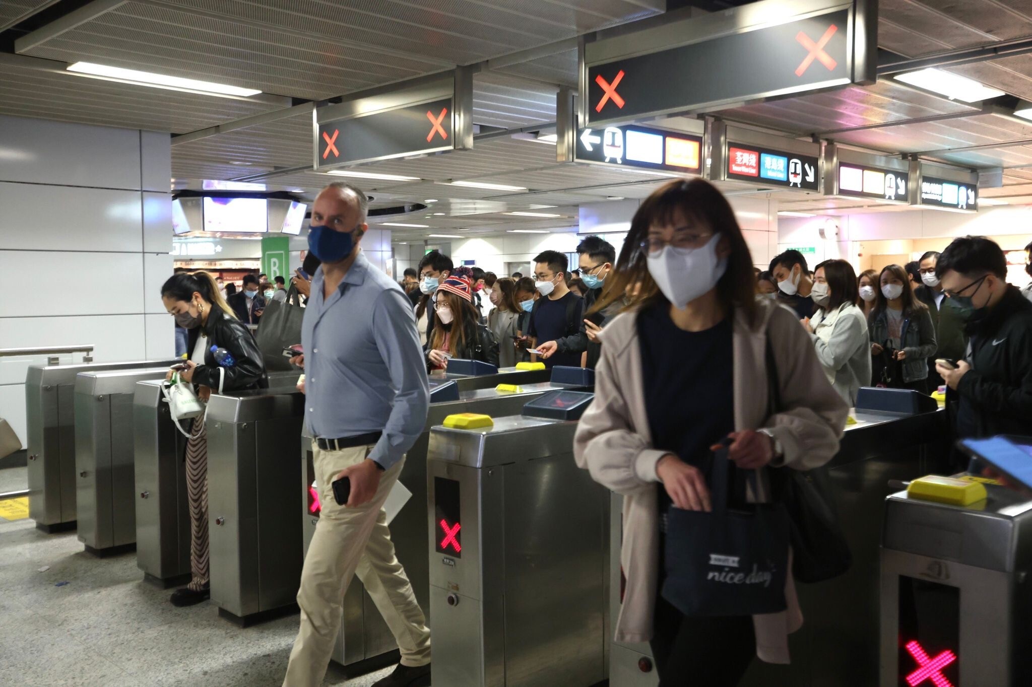 近日市民出行指數明顯回升，梁卓偉擔心疫情會反彈。（亞新社）