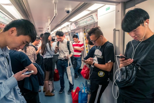 過去對內地專才吸引力頗高的城市如香港,要吸引內地人才來港已不容易。(Shutterstock)