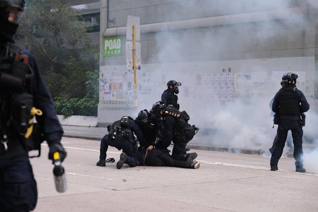 警方施放催淚彈，制服多人。