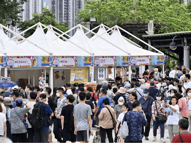 警務處多年如一日地扮演著公民生活守護者的角色，一切都為了居民能安居樂業。圖為開心香港美食市集。 （政府新聞處圖片）