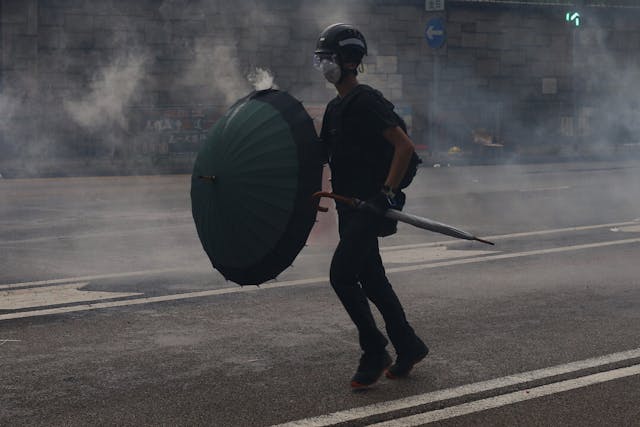 示威者無懼警方的攻勢。