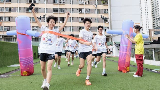 一眾特邀嘉賓在《全民騰飛》學員帶領下參與街跑挑戰日，透過體育推廣共融精神。