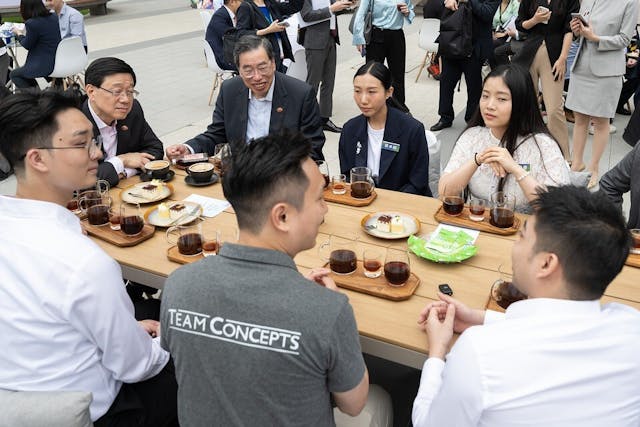 港府積極鼓勵年輕人到大灣區就業及創業。圖示李家超、梁君彥與在前海就業的年輕人對話。（政府新聞處圖片）