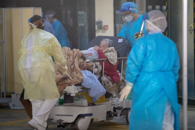 若60歲以上人群大批感染,死亡率會明顯增加,造成社會不穩定。(亞新社)