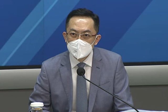 林文健表示，學校需要收集師生呈陽性比率，透過衛生防護中心特別網上平台呈報，即使無個案亦要申報。（政府新聞處直播截圖）