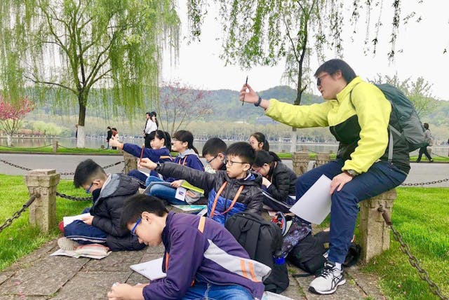 學生在享受西湖美麗風景的同時，提高學生的保育意識，明白天地人和諧共存互助的美妙。