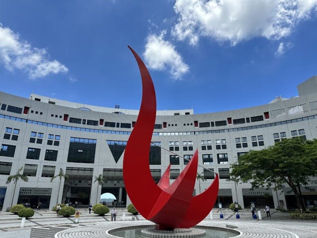 科大校歌道盡辦學理念和核心價值：「朝陽升，紅鳥日晷輝映學宮」、「智慧之源探索無窮，理工商文，科技相融。」