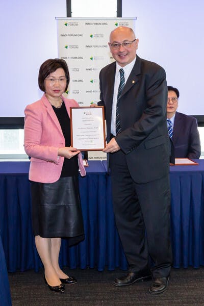 Cambridge Centre for Advanced Research and Education in Singapore總監Markus Kraft教授（右）獲Innovation Forum Hong Kong創辦人兼執行董事徐鍾冰心博士（左）邀請，從新加坡遠道而來，出席是次論壇，分享減少二氧化碳排放量的研究。