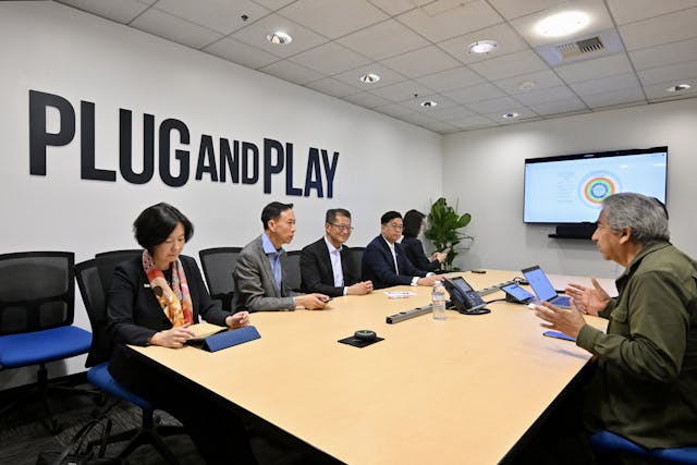 訪美期間，到訪矽谷初創加速器Plug and Play，與其創辦人之一Rahim Amidi（右一）會面。