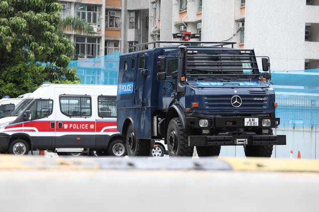 銳武裝甲車在深水埗警署戒備。