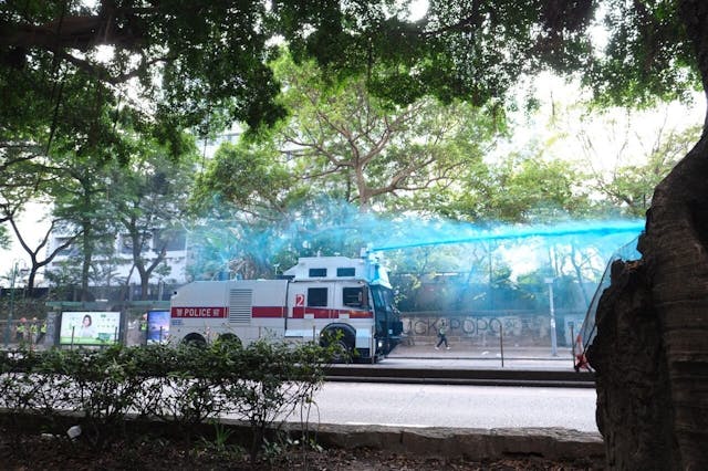 水炮車噴射藍色水柱。