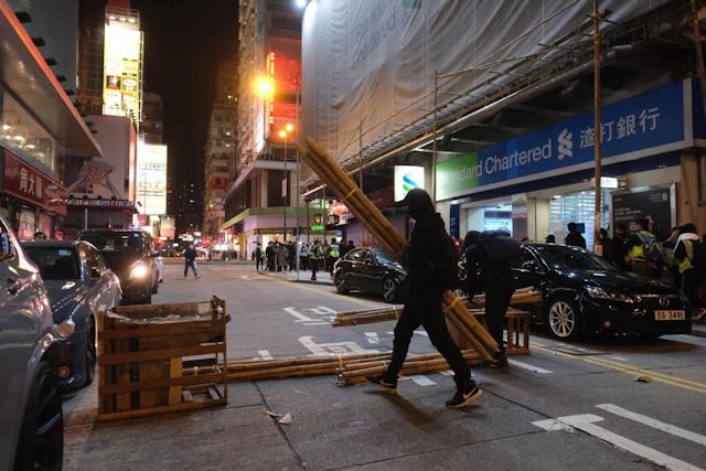 晚上有黑衣人在山東街堵路。