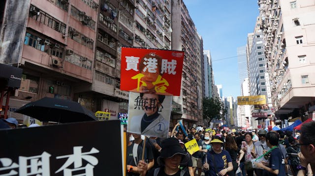 所有反抗的情緒都因林鄭出賣港人，大陸一要人就送我們回大陸受審，港人對送中惡法有如此大的反應，不是正常的嗎？（灼見名家圖片）