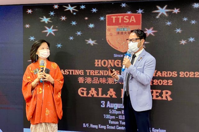 兩位作者正在香港品味潮人清酒大賞2022的Gala Dinner中向出席來賓分享當年的比賽事宜。（受訪者供圖）