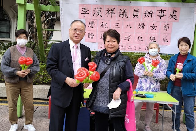 慶祝三八婦女節，贈送氣球玫瑰花大埔區的女士。